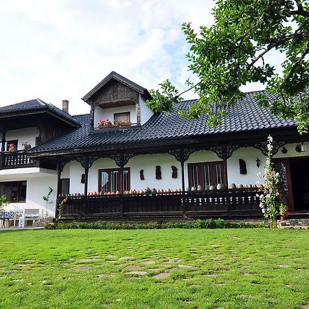 Bed & Breakfast Popamuseum Tarpesti Strada Muzeului Nr 28 Tîrpeşti Exterior foto