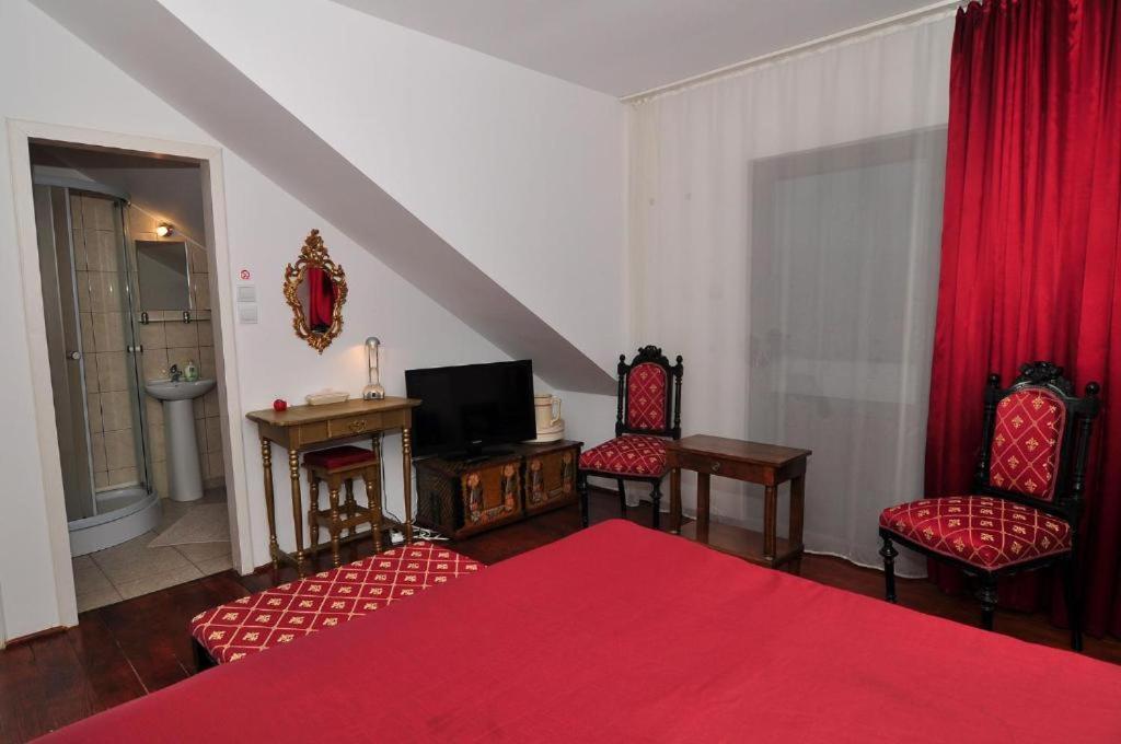 Bed & Breakfast Popamuseum Tarpesti Strada Muzeului Nr 28 Tîrpeşti Exterior foto