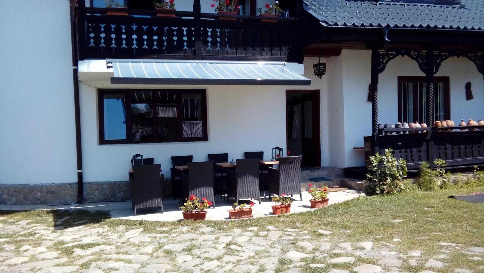 Bed & Breakfast Popamuseum Tarpesti Strada Muzeului Nr 28 Tîrpeşti Exterior foto