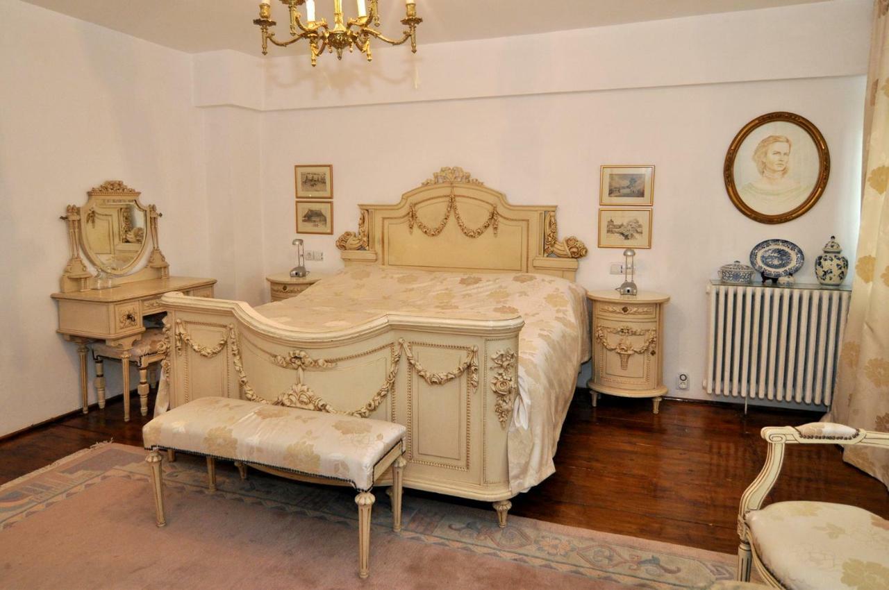 Bed & Breakfast Popamuseum Tarpesti Strada Muzeului Nr 28 Tîrpeşti Exterior foto