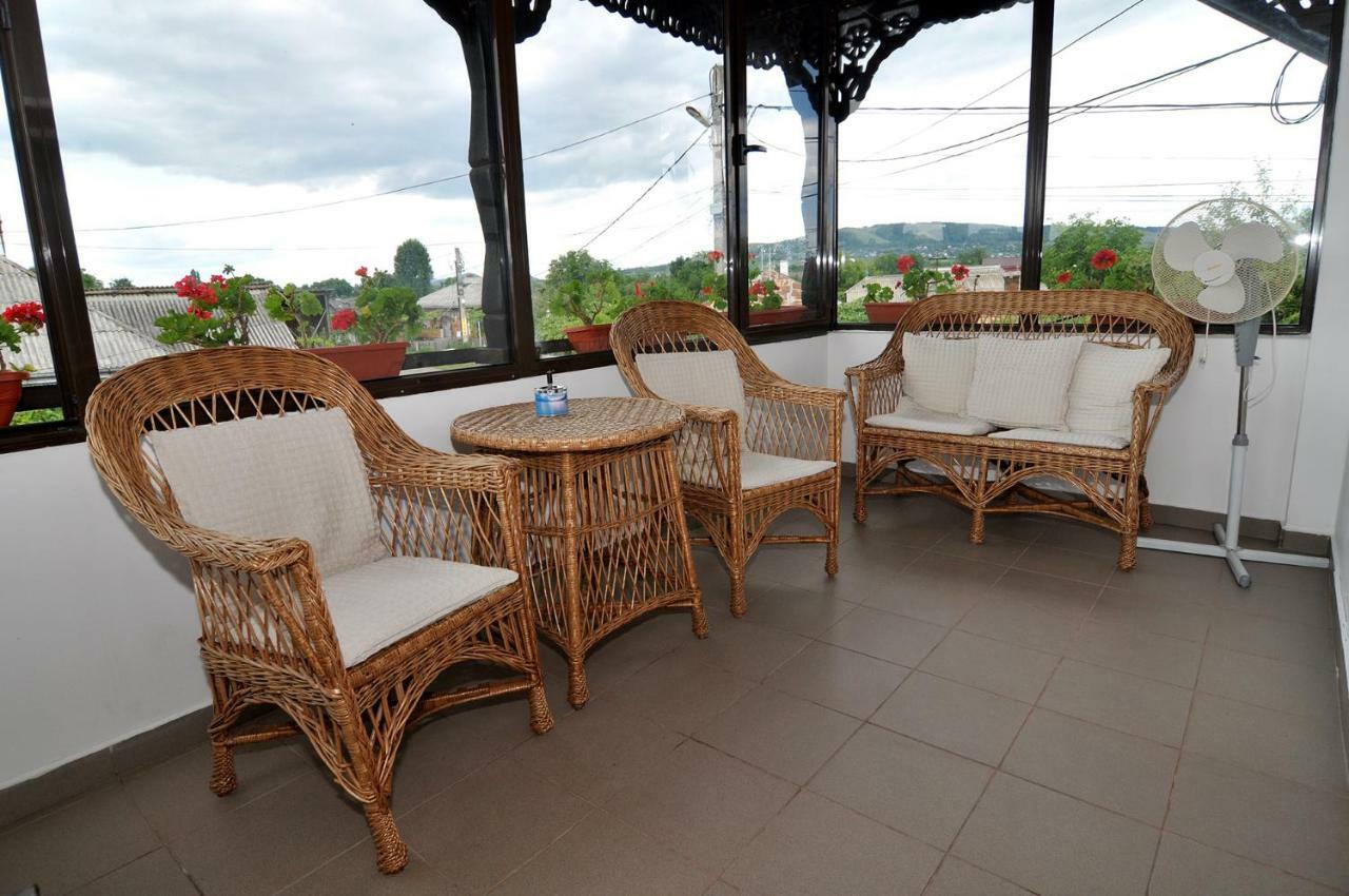 Bed & Breakfast Popamuseum Tarpesti Strada Muzeului Nr 28 Tîrpeşti Exterior foto