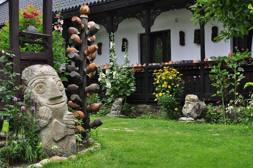 Bed & Breakfast Popamuseum Tarpesti Strada Muzeului Nr 28 Tîrpeşti Exterior foto